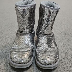 UGG Australia Size 8 Classic Short Silver Sequin Sheepskin Lined Boots